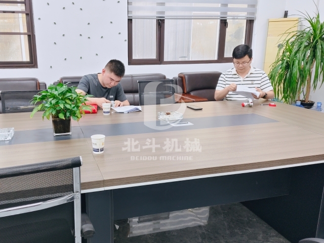 實(shí)地考察深度交流 生物質(zhì)炭化設(shè)備達(dá)成合作